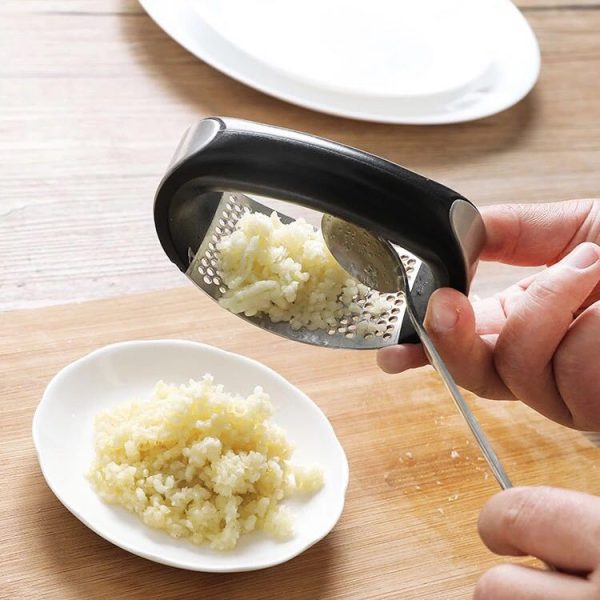 1pcs Stainless Steel Garlic Press Manual Garlic Mincer Chopping Garlic Tools arc Vegetable Kitchen Gadgets kitchen 3